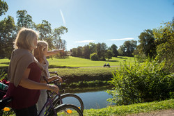 Weimar Schlosspark Tiefurt, Radfahrerinnen, Foto Thomas Müller, weimar GmbH.jpg