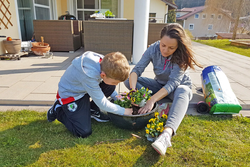 eurohike-wanderreisen-julian-isabella-gartenarbeit.jpg