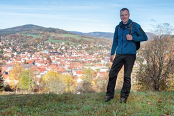 Wandern-mit-Sven-Fischer___Quelle-Tourist-Information-Schmalkalden_Fotograf-Sascha-Buehner_klein-768x511.jpg