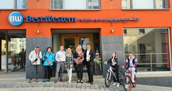 Uebergabe-Schild-Urkunde-Best-Western-Hotel-Plauen_Archiv-TVV-500x265.jpg
